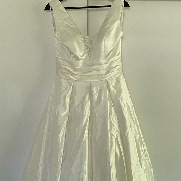 V neck classic satin ball gown a line white wedding dress - Picture 1 of 3
